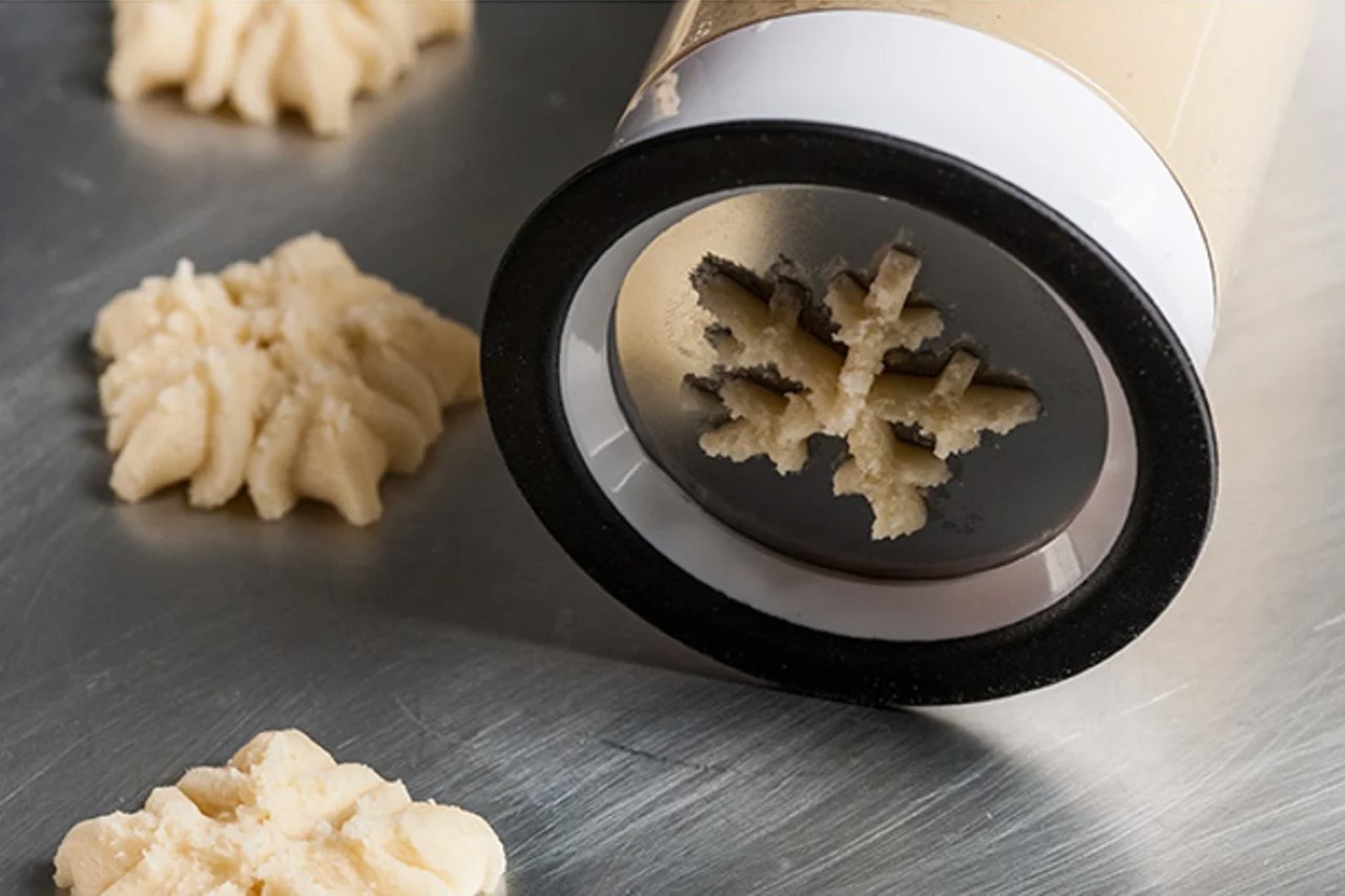 The OXO Cookie Press lets you easily pump out a whole batch of perfectly  shaped holiday-themed cookies - Yanko Design