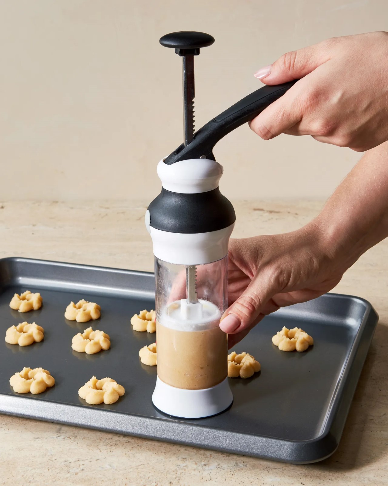 https://www.yankodesign.com/images/design_news/2021/12/the-oxo-cookie-press-lets-you-easily-pump-out-a-whole-bunch-of-perfectly-shaped-holiday-themed-cookies/oxo_cookie_press_2021_4.jpg