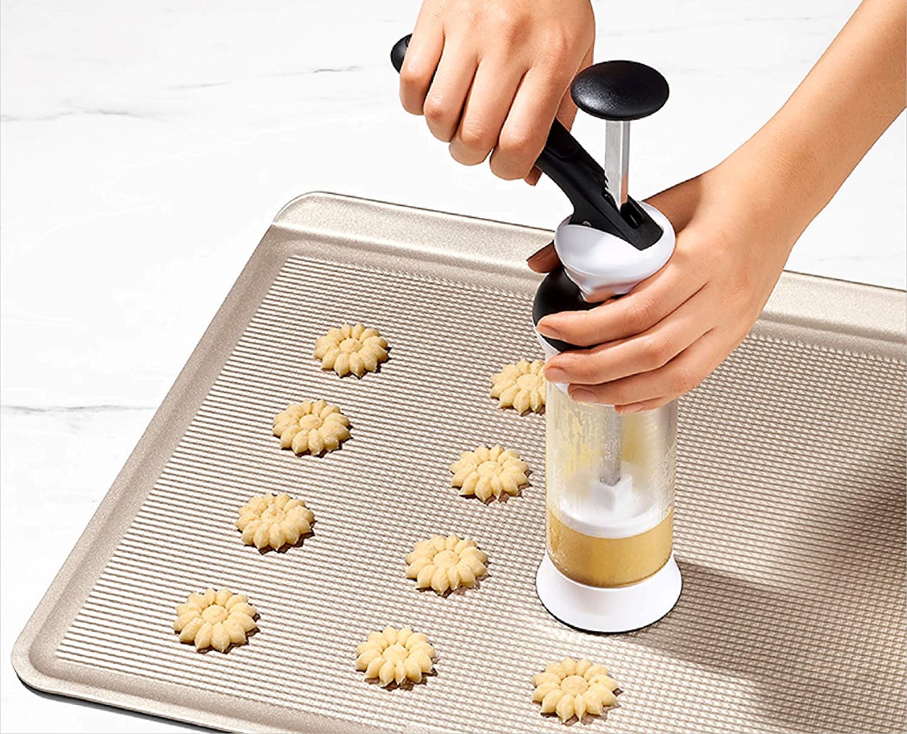 https://www.yankodesign.com/images/design_news/2021/12/the-oxo-cookie-press-lets-you-easily-pump-out-a-whole-bunch-of-perfectly-shaped-holiday-themed-cookies/oxo_cookie_press_2021_5.jpg