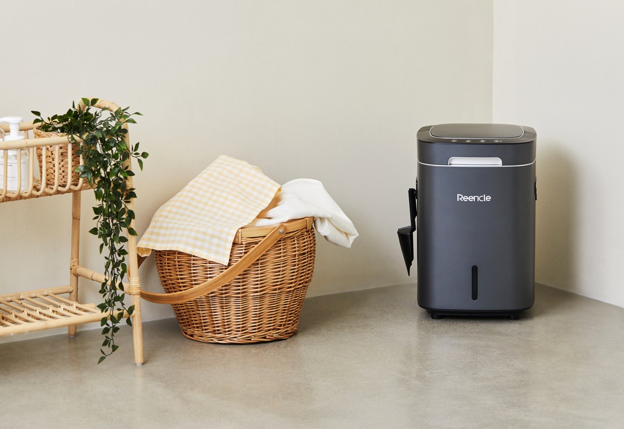 https://www.yankodesign.com/images/design_news/2021/12/this-kitchen-appliance-will-effectively-turn-all-your-food-waste-into-nutrient-rich-soil-fertilizer/odor-free_kitchen_composter_turns_your_waste_into_nutrient-rich_compost_02.jpg