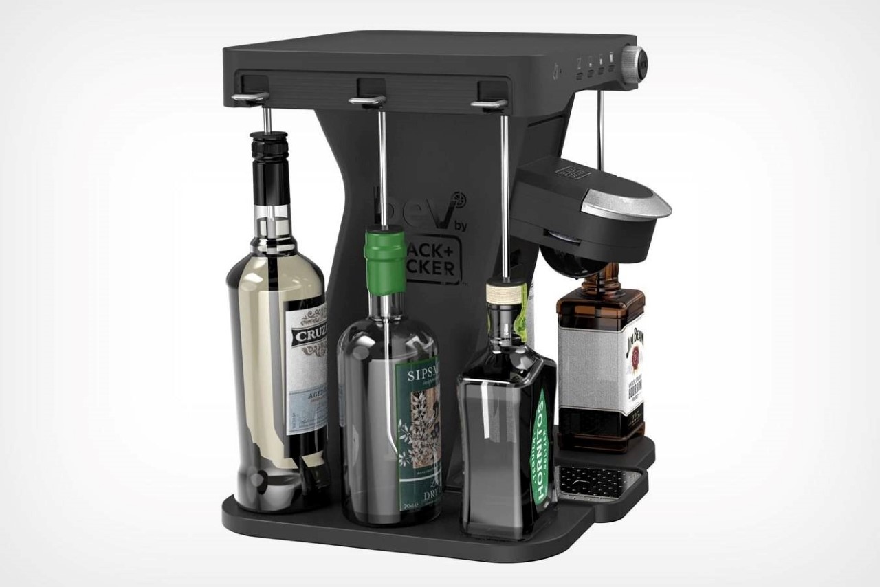 https://www.yankodesign.com/images/design_news/2022/01/black-and-deckers-latest-kitchen-appliance-is-like-a-keurig-for-cocktails/black_and_decker_bev_cocktail_maker_3.jpg