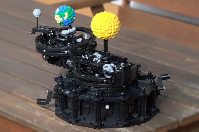 Beautifully complex LEGO Orrery demonstrates planetary movements, moon-phases, and eclipses