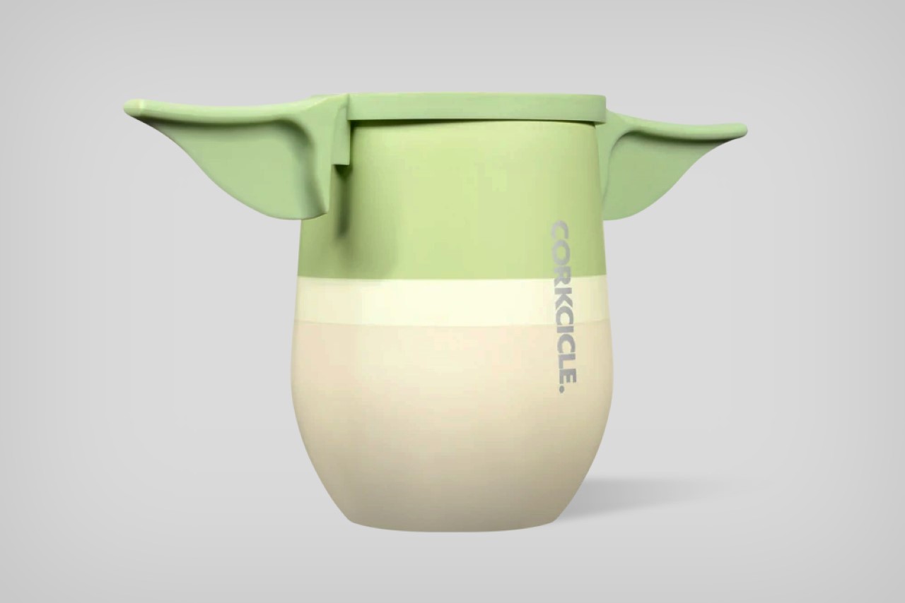 https://www.yankodesign.com/images/design_news/2022/01/how-adorable-is-this-baby-yoda-and-mandalorian-themed-travel-mug-and-thermos/corkcicle_star_wars_travel_mug_canteen_2.jpg