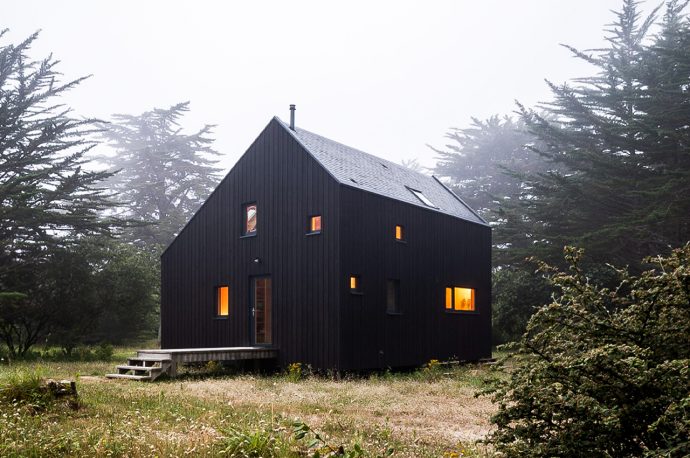 This black timber cabin takes cues from traditional building methods to create a coastal family retreat!