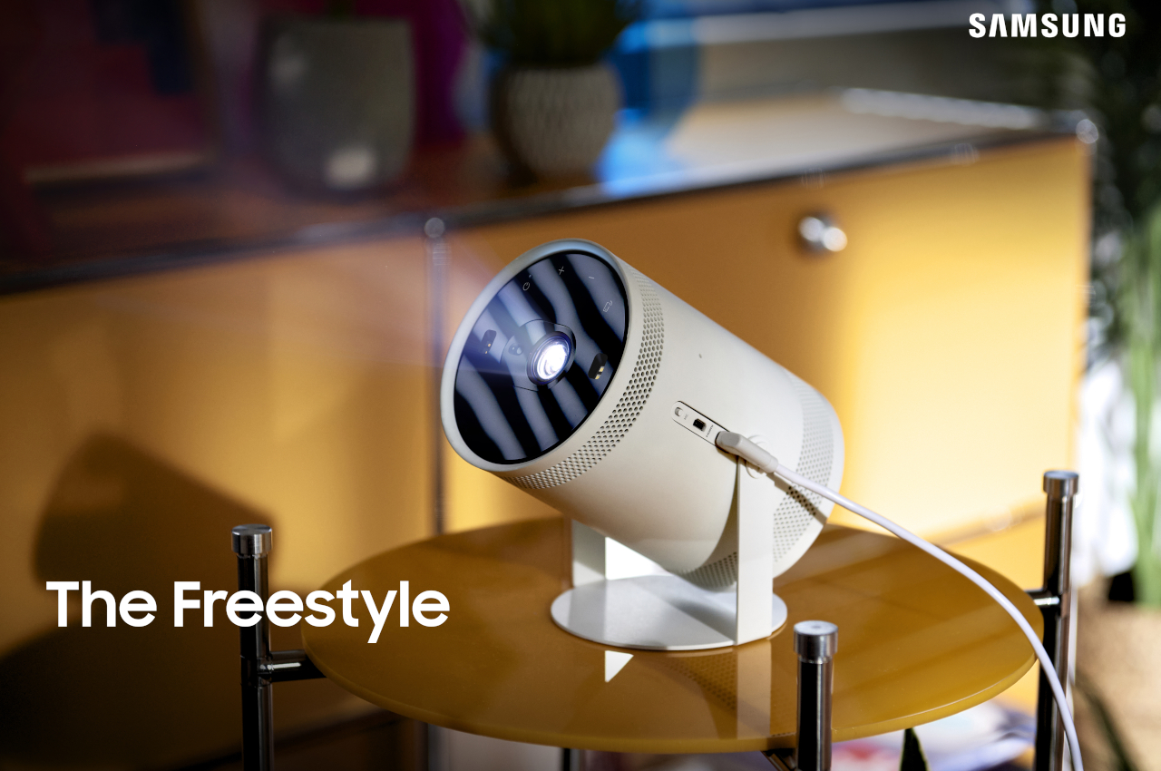 https://www.yankodesign.com/images/design_news/2022/01/you-can-replace-your-tv-speaker-and-lamp-with-this-smart-projector/samsung-freestyle-projector-1.jpg