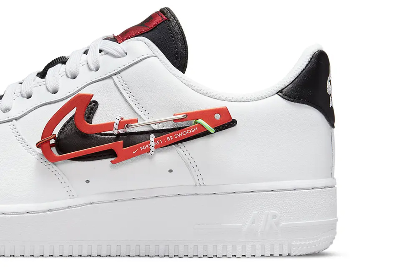 frutas cubierta Corta vida Nike Air Force 1 with removable Swoosh carabiner is a fascinating twist to  the iconic sneaker - Yanko Design