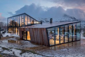 This geometric glass cabin’s layout was defined by the fjords and rock formations that surround it