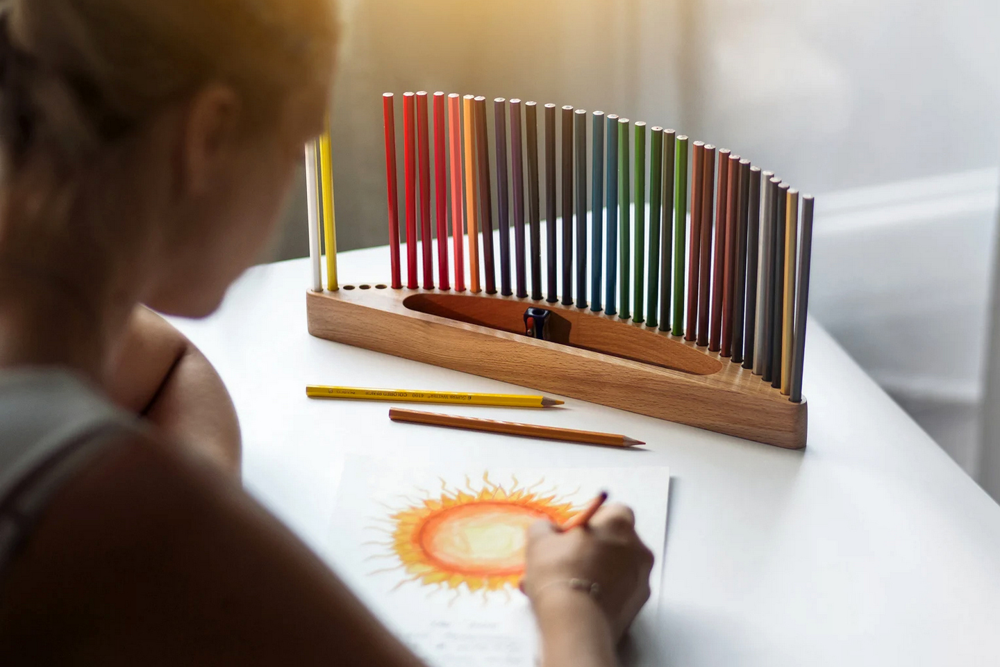 #BondArtStudio’s pencil-holder turns your color-pencils into an organized rainbow of hues