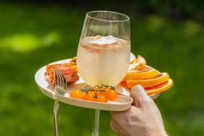 Knork’s sustainable Eco plates have a unique shape that lets you comfortably rest your wine glass too