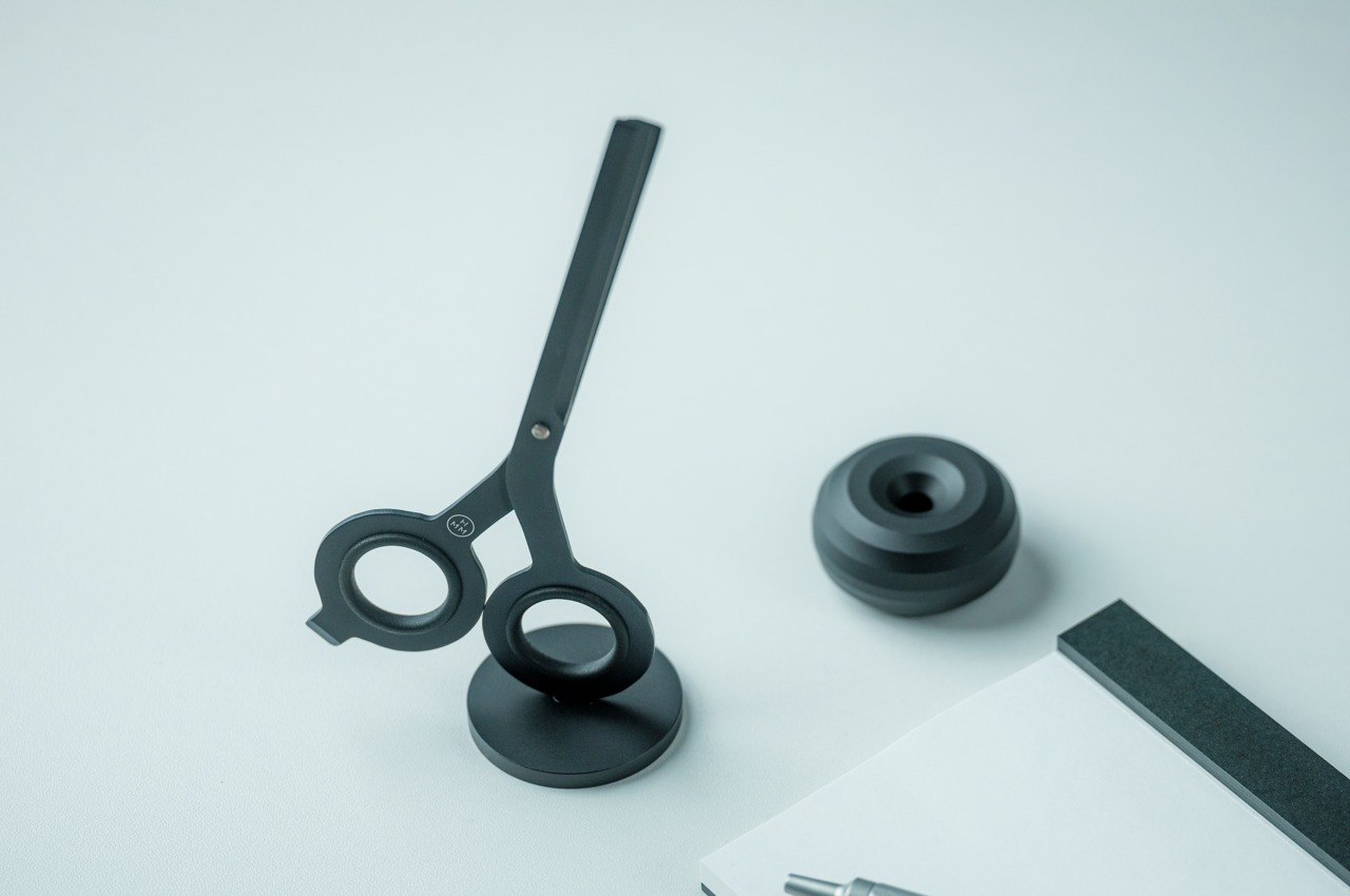 #HMM Scissor’s 2-in-1 design cuts through conventions to stand proudly on your desk