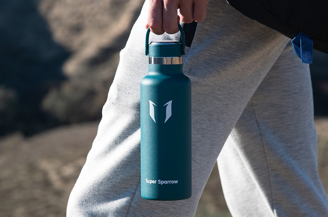https://www.yankodesign.com/images/design_news/2022/03/super-sparrows-lightweight-artistic-thermoses-let-you-carry-your-beverages-around-in-style/Super_Sparrow_Ultra_Light_water_bottle_06.jpg