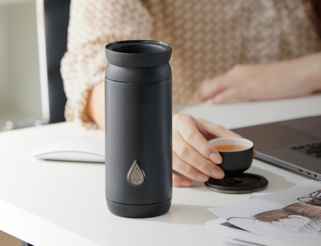 https://www.yankodesign.com/images/design_news/2022/03/tea_tumbler_with_a_french-press-style_brewing_system_01.jpg