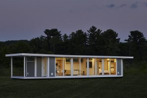 This Neutra-inspired tiny modernist home features a 30-foot-long wraparound glass facade