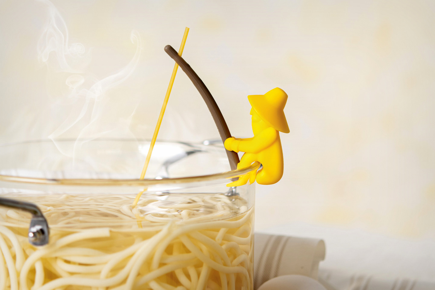 #‘Al Dente’ Pasta Tester sits on the rim of your saucepan, letting you know when your spaghetti is ready