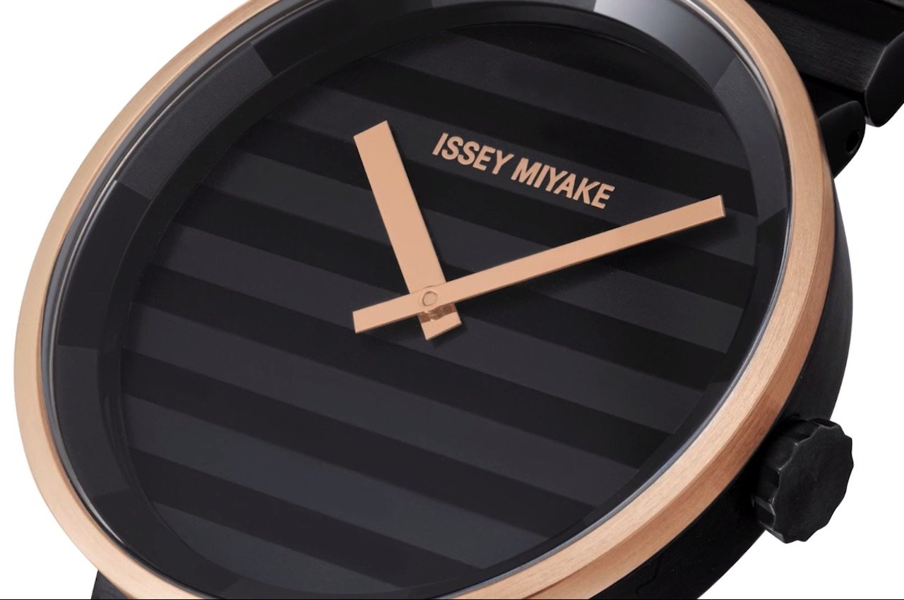 ISSEY MIYAKE Please Watch Features