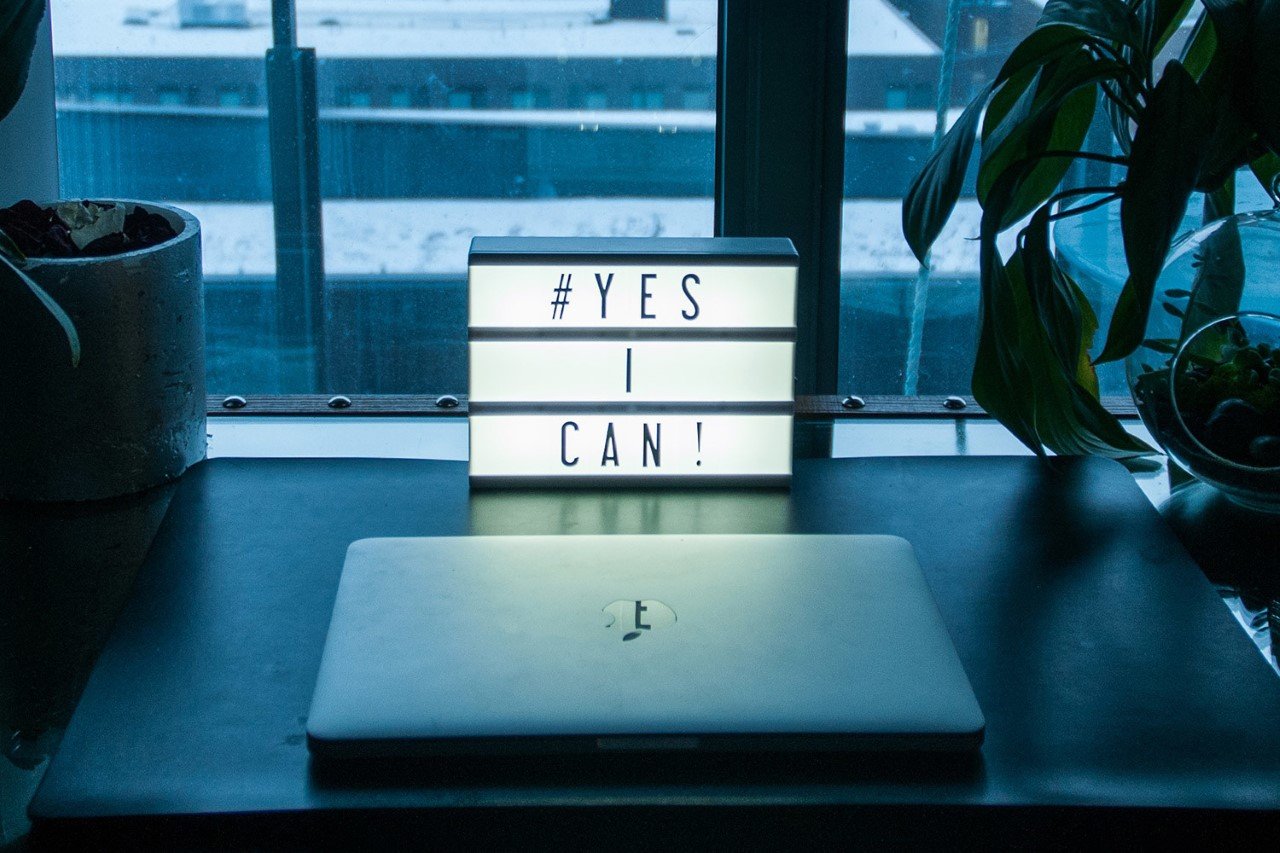retro cinema lightbox is perfect for writing fun or motivational messages! - Yanko Design