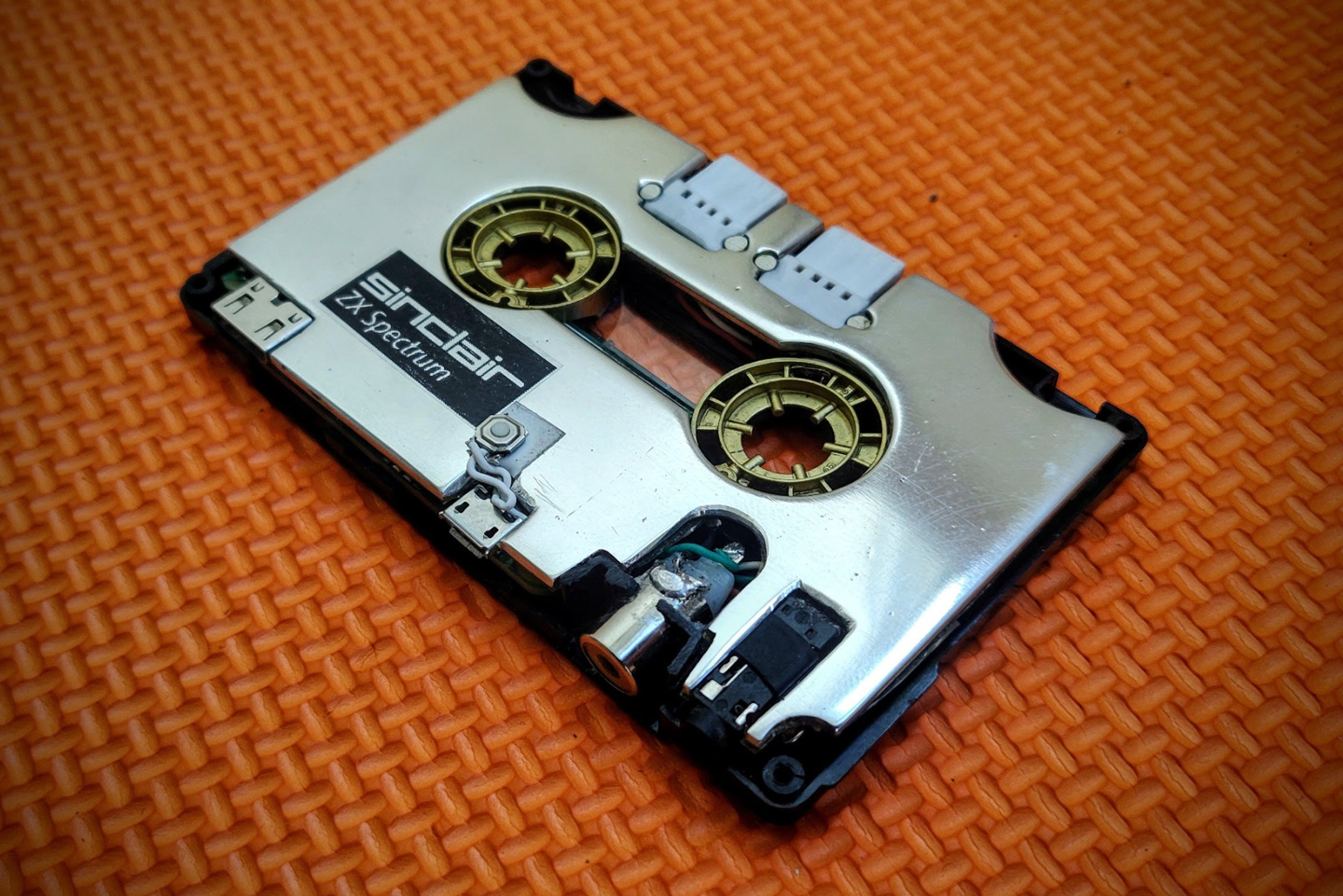 Someone managed to fit an entire Raspberry Pi computer inside the body of a cassette