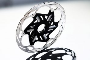 This two-piece floating rotor for bicycles improves braking performance + increases service life considerably