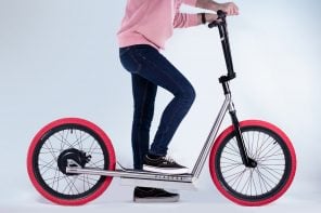 This electric kick bike for young riders combines style, comfort and practicality