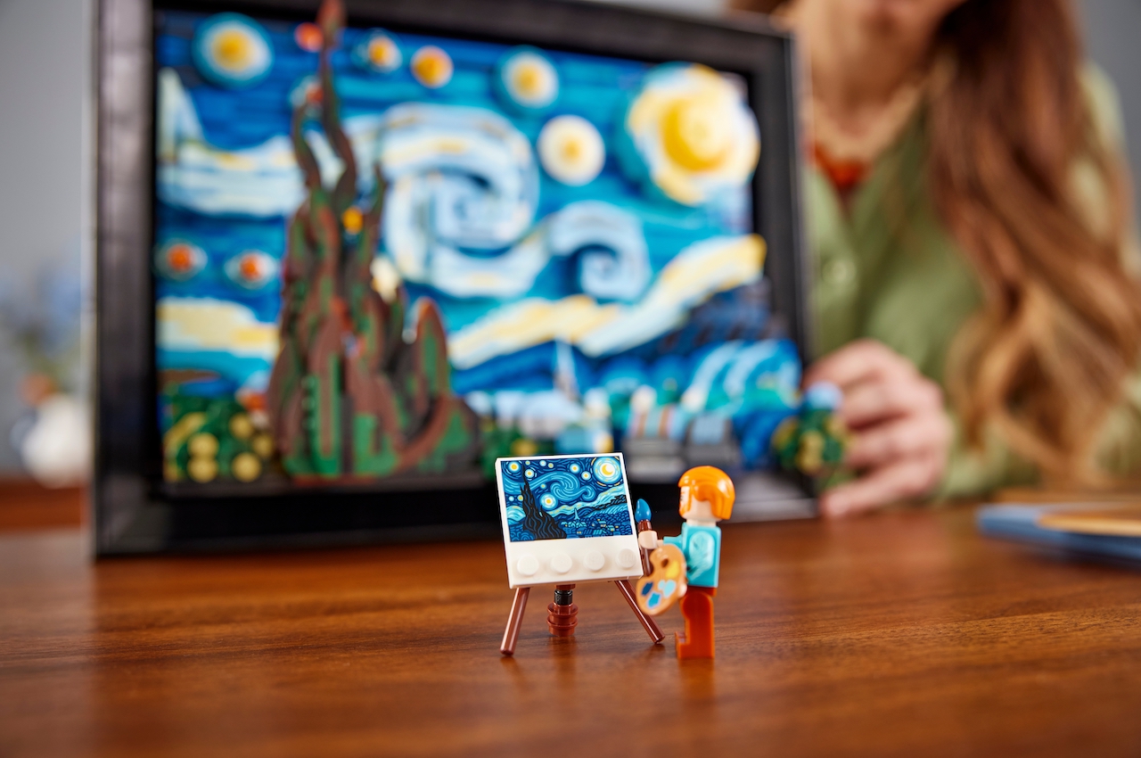 Lego set Vincent van Gogh's Starry Night 