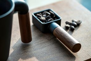 This magnetic cast iron and wooden scoop is your essential companion to brewing that perfect morning coffee
