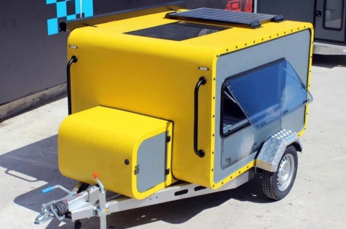 This mini-caravan is designed for a convenient 3 people camping trip