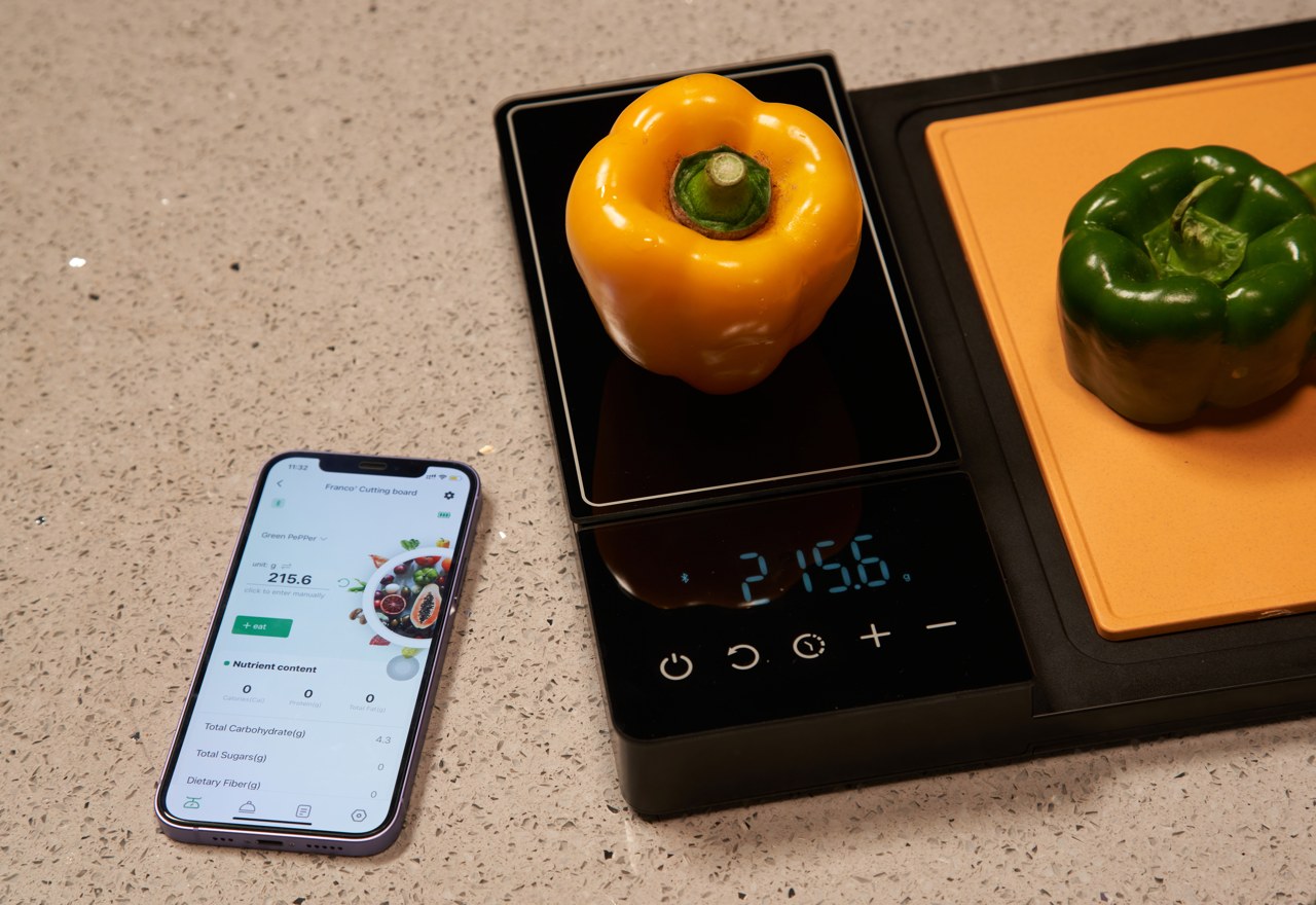 https://www.yankodesign.com/images/design_news/2022/05/smart-chopping-board-with-a-built-in-calorie-counter-and-kitchen-timer-makes-healthy-meal-prep-easy/7-in-1_smart_chopping_board_03.jpg