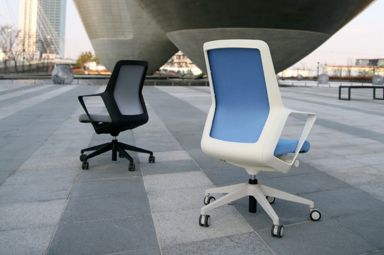 This office chair concept looks futuristic but with ergonomics from the past