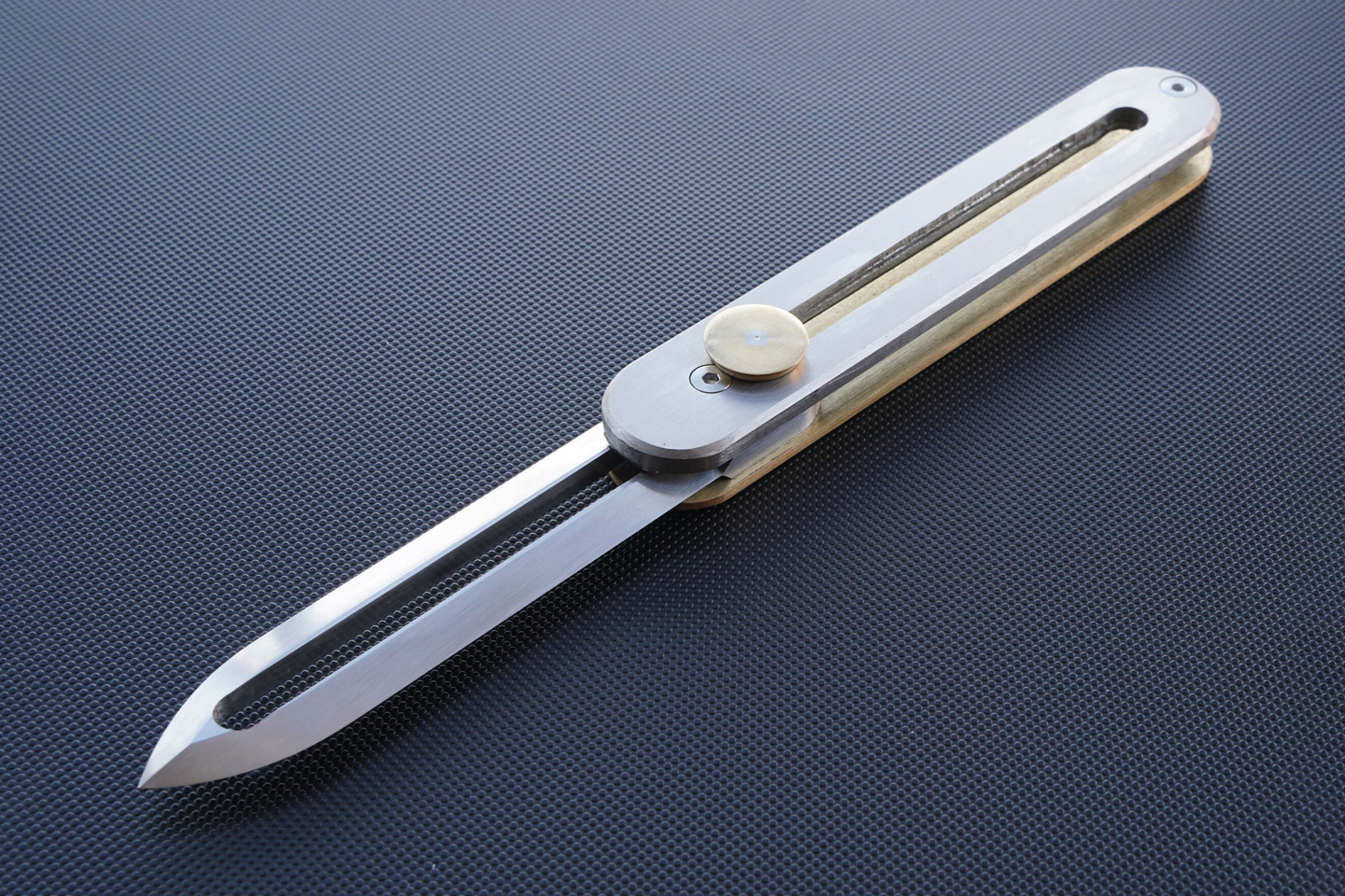 #Exquisite hand-crafted EDC knife comes with a retractable blade and an all-metal design