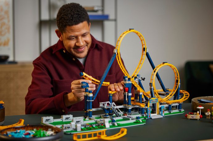 Gravity-powered LEGO rollercoaster with double loops is a must-have for carnival lovers