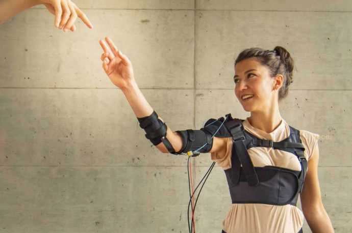 This smart exoskeleton lends superhuman muscle endurance to weak arms