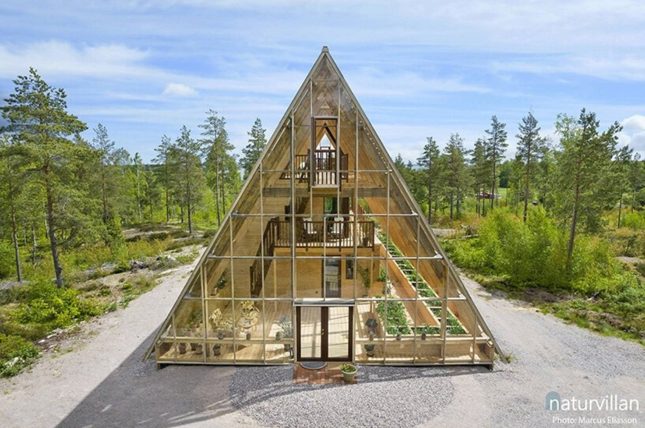#This A-shaped cabin with a lakeview is a self-sustaining, climate-smart greenhouse villa