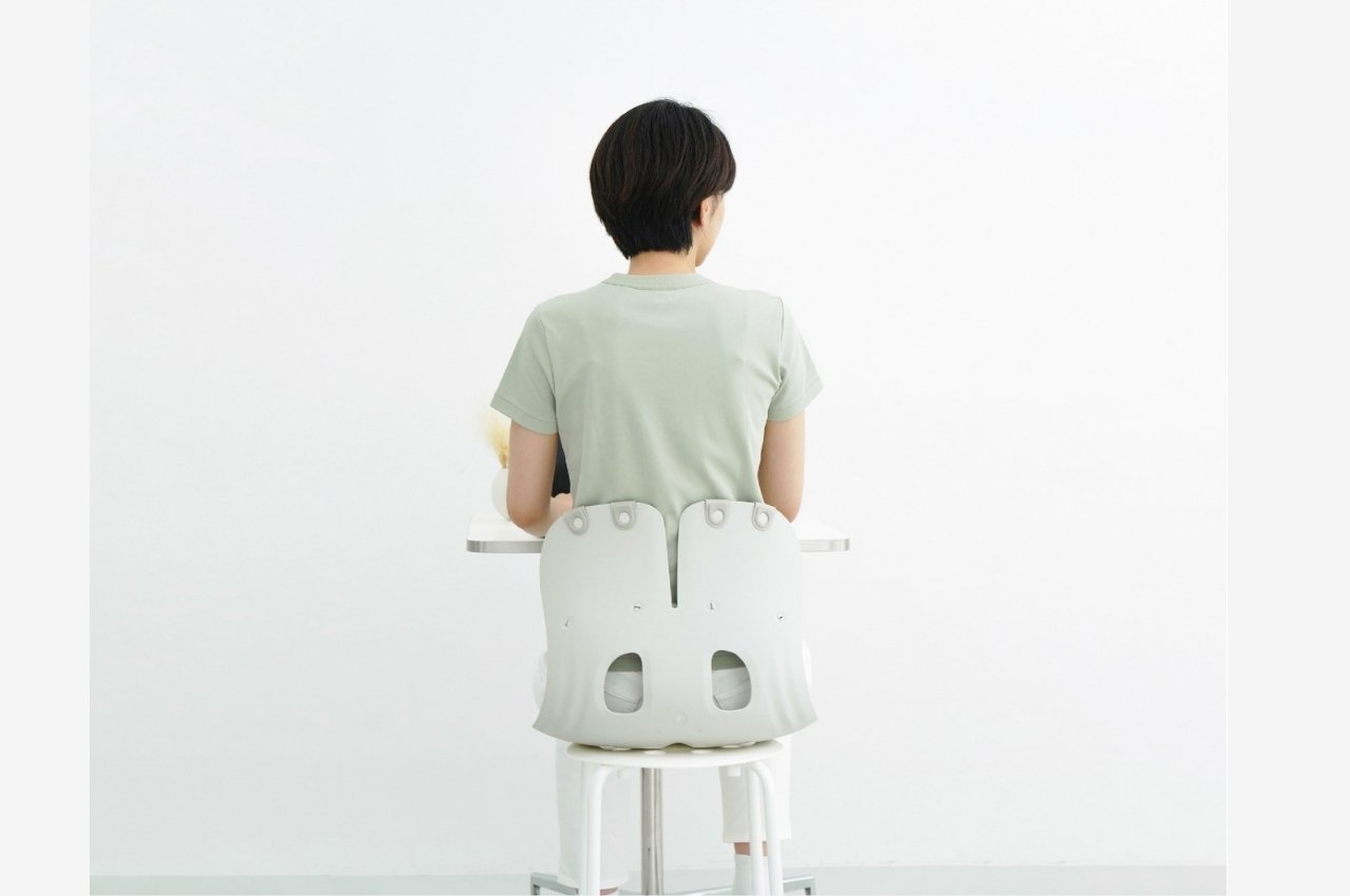 https://www.yankodesign.com/images/design_news/2022/07/ergonomic-chair-support-design-will-help-correct-your-posture/12.jpg