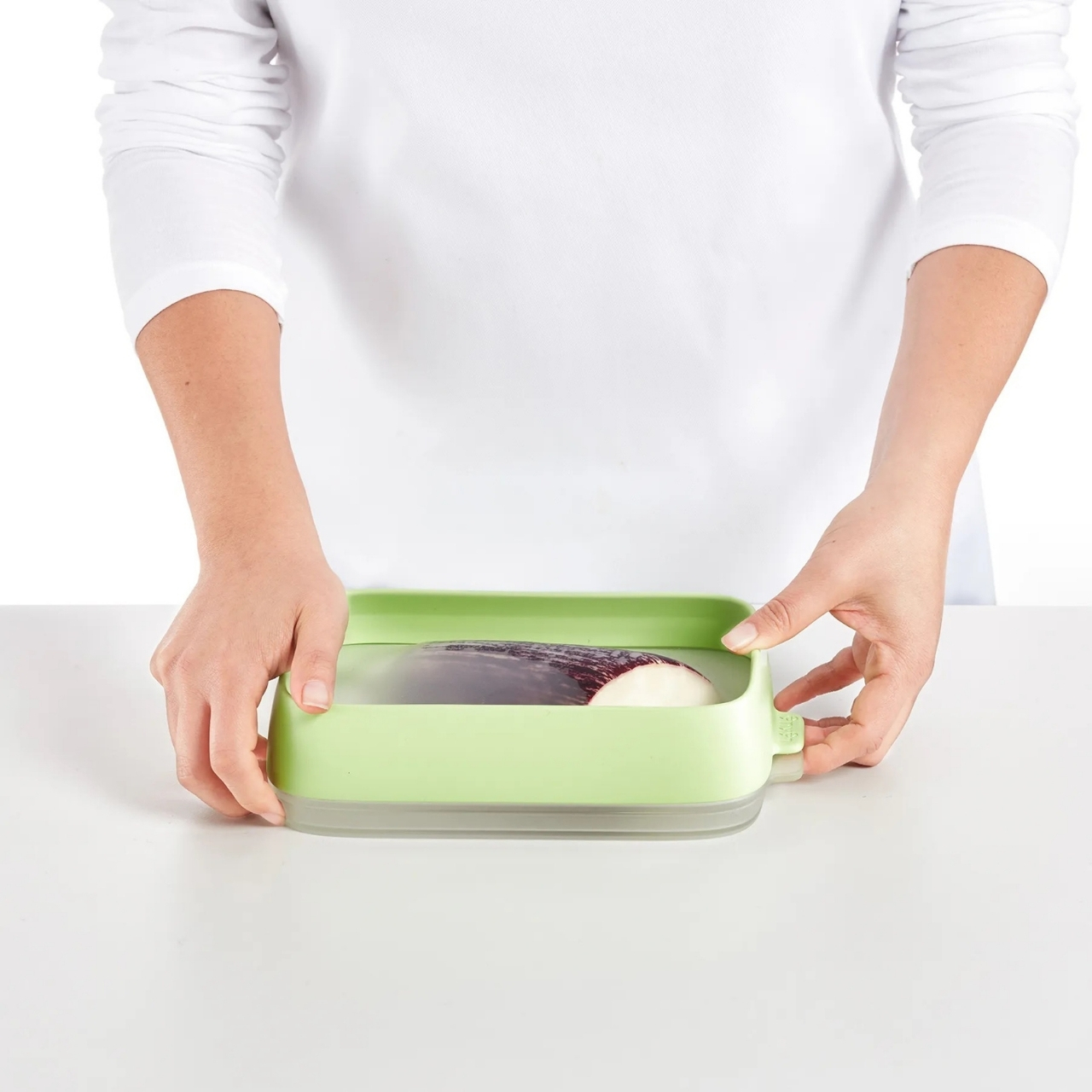https://www.yankodesign.com/images/design_news/2022/07/reusable-seal-tray-helps-keep-veggies-fresh-and-reduce-single-use-plastic/5.jpg