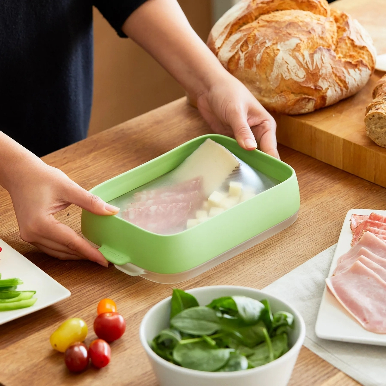 https://www.yankodesign.com/images/design_news/2022/07/reusable-seal-tray-helps-keep-veggies-fresh-and-reduce-single-use-plastic/8.jpg