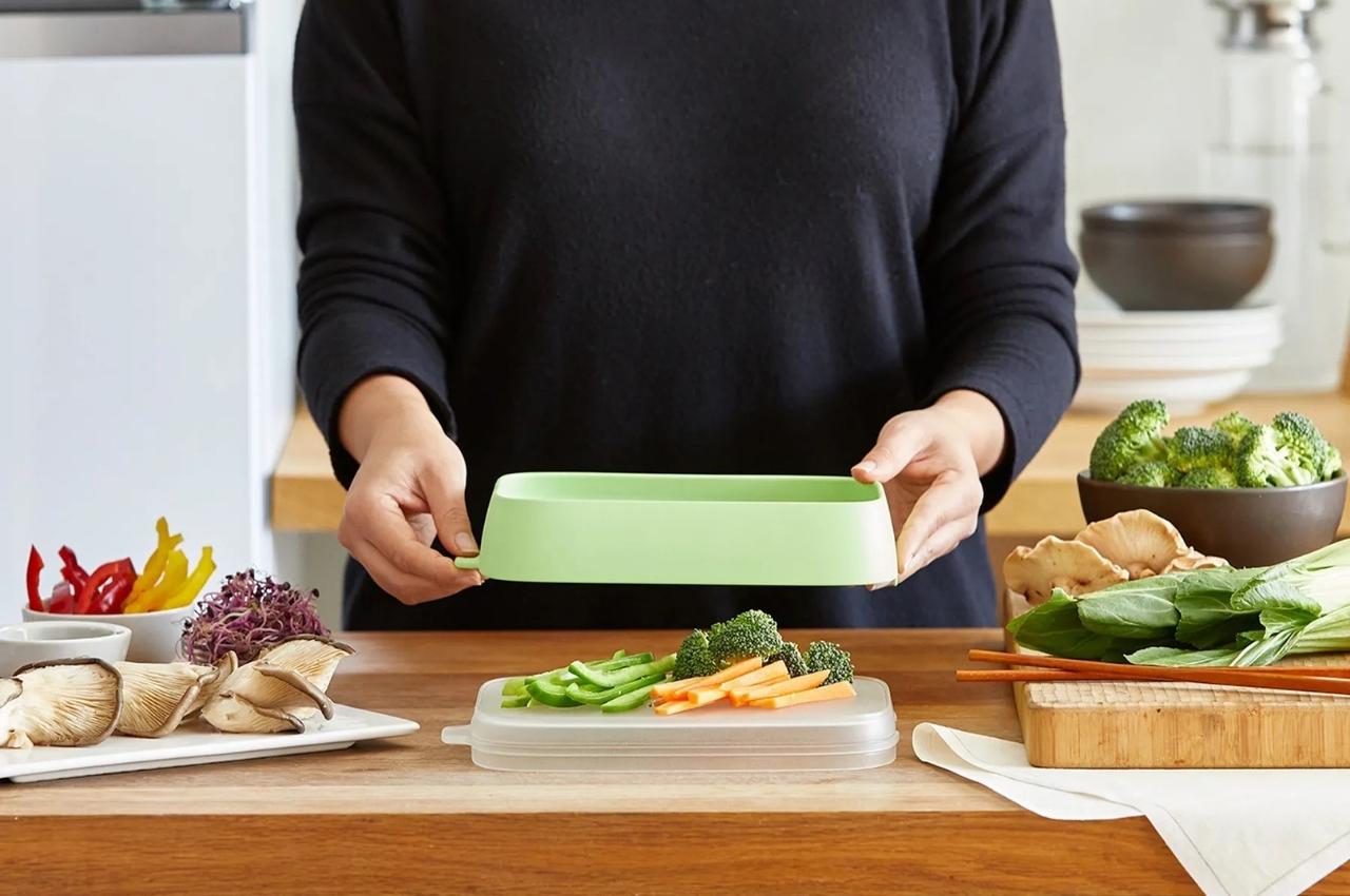 https://www.yankodesign.com/images/design_news/2022/07/reusable-seal-tray-helps-keep-veggies-fresh-and-reduce-single-use-plastic/Untitled-design.jpeg