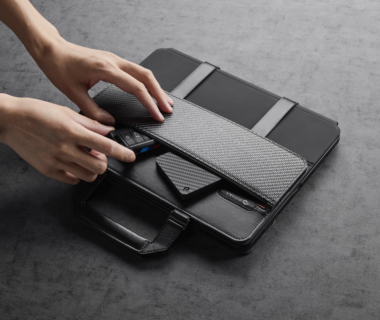 The new iPad case from PITAKA comes with a smart zipperless design that allows you to set up your workstation for 1 second