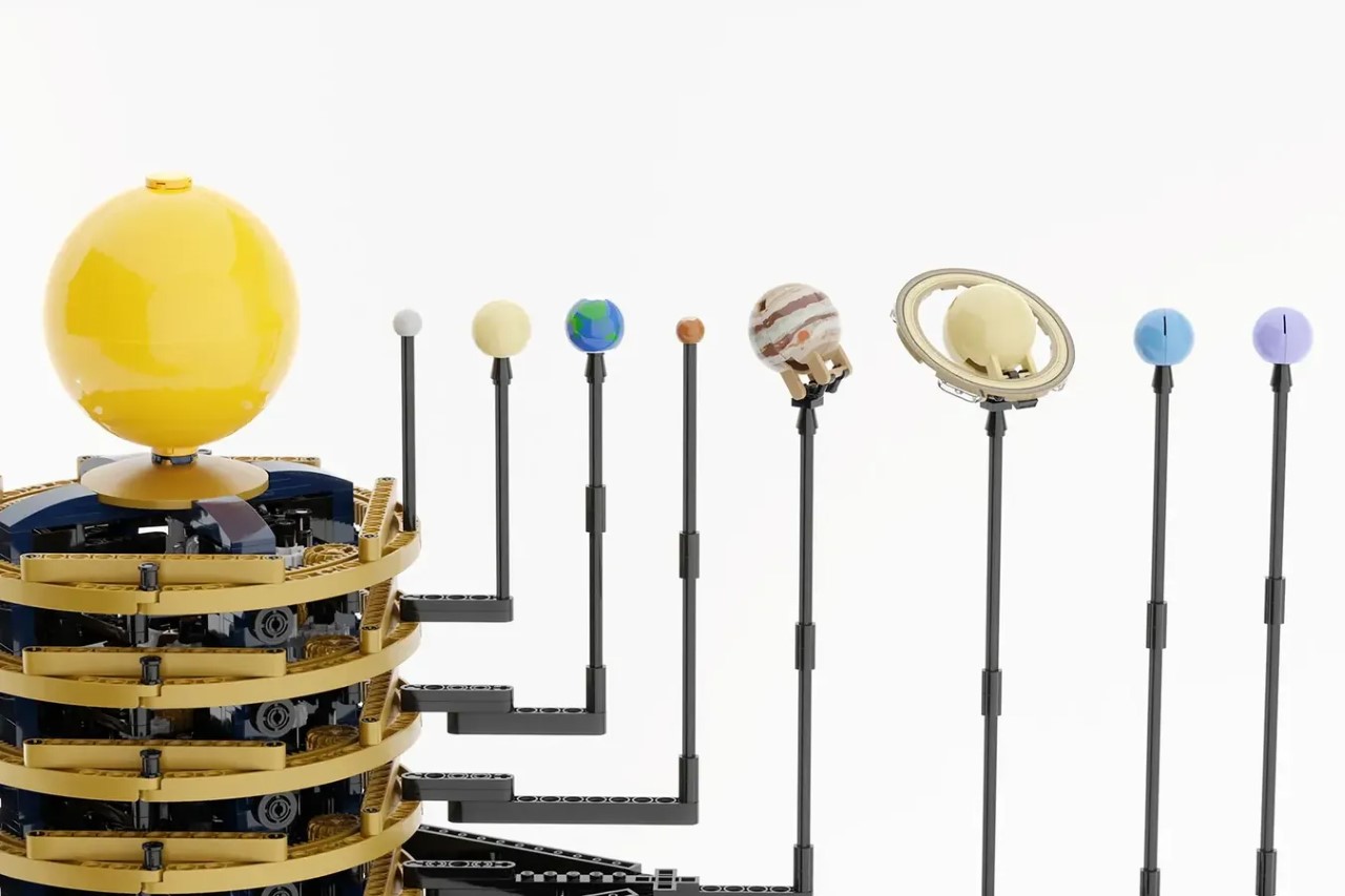 This mechanical LEGO Solar System tracks planetary orbits with 99.8% accuracy