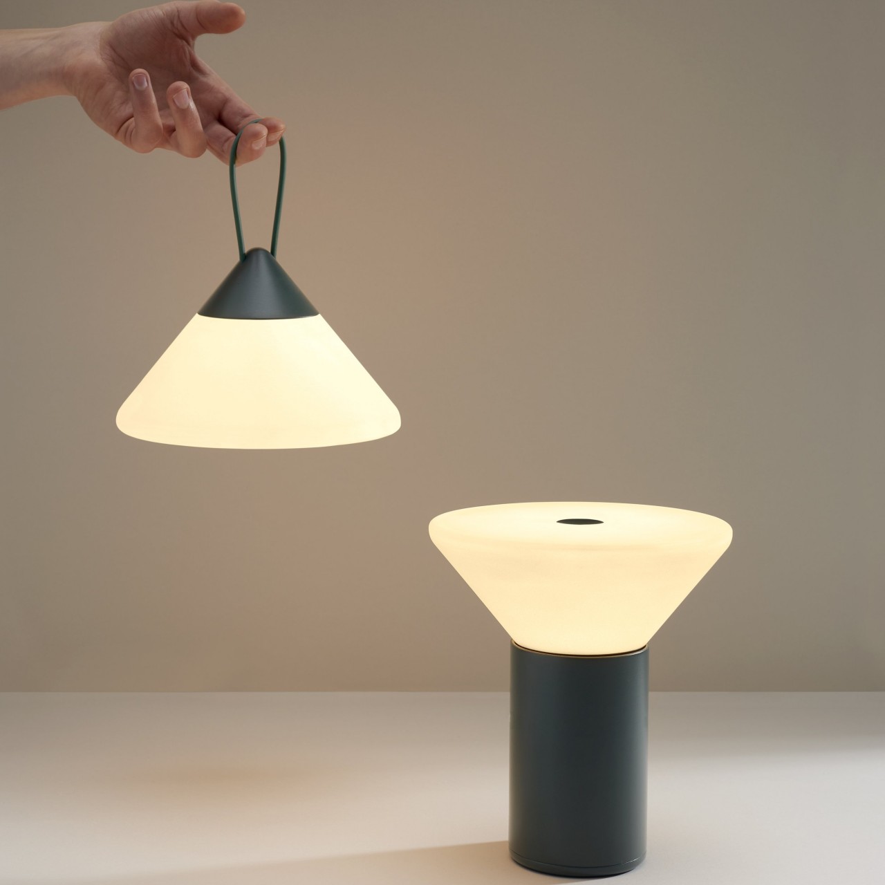pak schrijven groot Mikono modular table light has an innovative design to lets you carry it  around - Yanko Design