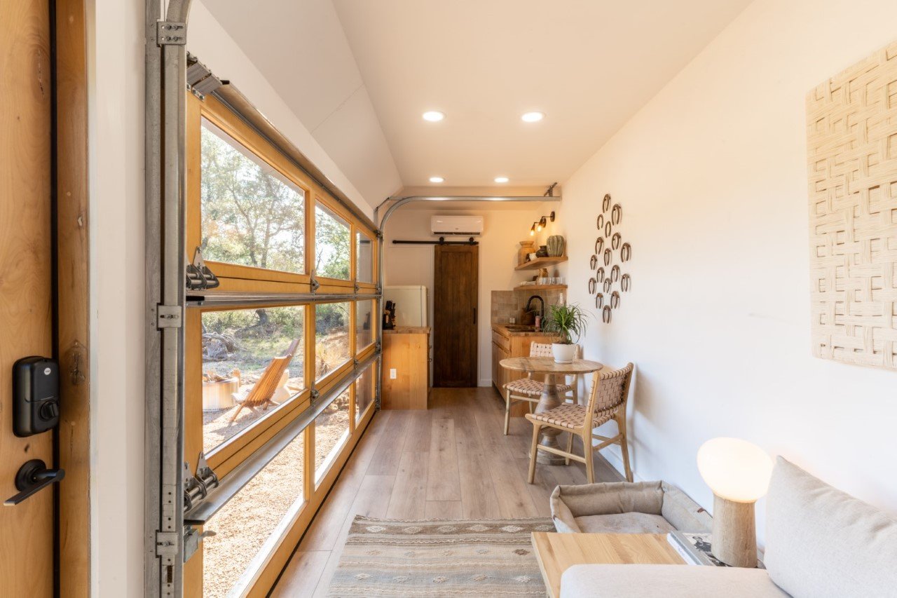 https://www.yankodesign.com/images/design_news/2022/08/this-airbnb-pre-fab-container-home-in-texas-has-its-own-rooftop-deck-with-lawn-chairs-and-a-bathtub/texas_container_home_airbnb_11.jpg