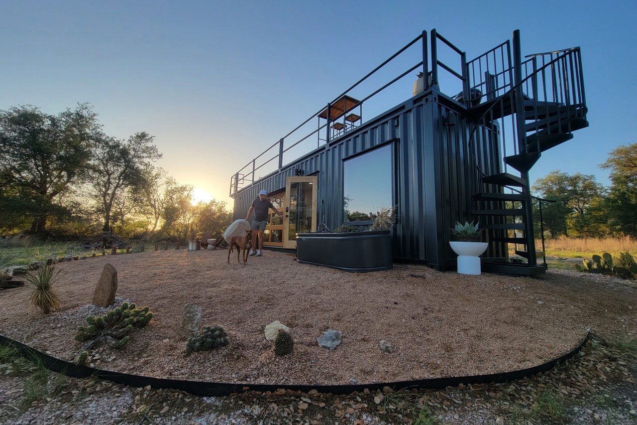 https://www.yankodesign.com/images/design_news/2022/08/this-airbnb-pre-fab-container-home-in-texas-has-its-own-rooftop-deck-with-lawn-chairs-and-a-bathtub/texas_container_home_airbnb_2.jpg
