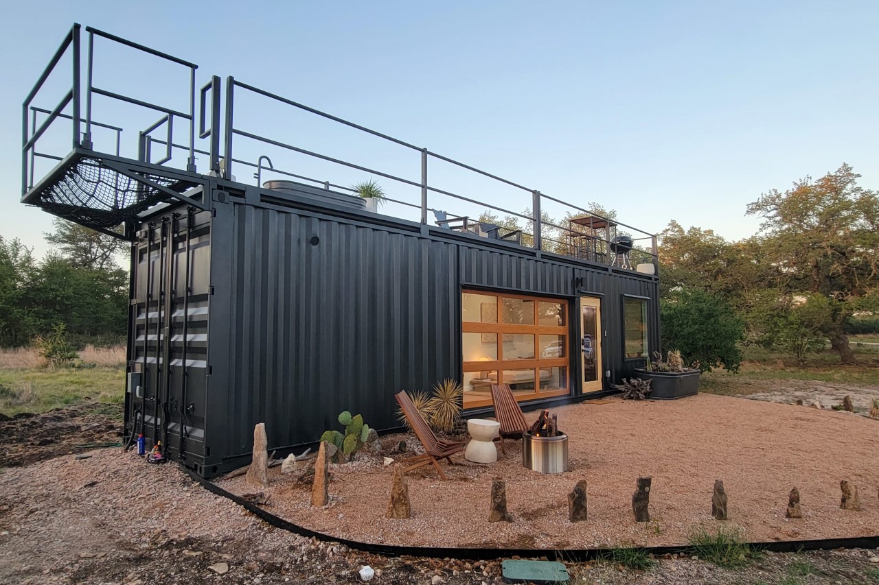 https://www.yankodesign.com/images/design_news/2022/08/this-airbnb-pre-fab-container-home-in-texas-has-its-own-rooftop-deck-with-lawn-chairs-and-a-bathtub/texas_container_home_airbnb_3.jpg