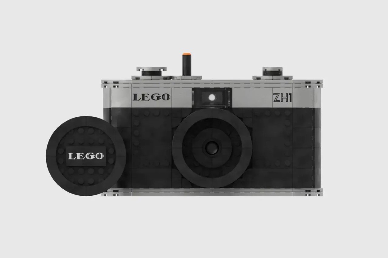 https://www.yankodesign.com/images/design_news/2022/08/this-functional-lego-camera-actually-clicks-vintage-photos-on-35mm-film/lego_zh1_functional_35mm_camera_2.jpg