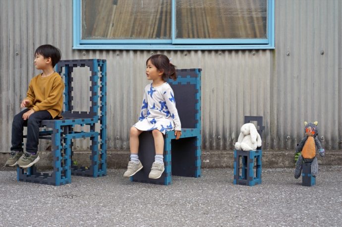 TWINS-MDF is a chair set that fit into each other like a Matryoshka puzzle