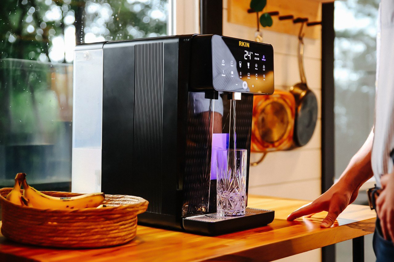 https://www.yankodesign.com/images/design_news/2022/08/u1-is-a-compact-water-filtration-system-that-requires-no-installation-to-use/4-in-1_filtration_system_for_pure_water_in_7_minutes_layout.jpg