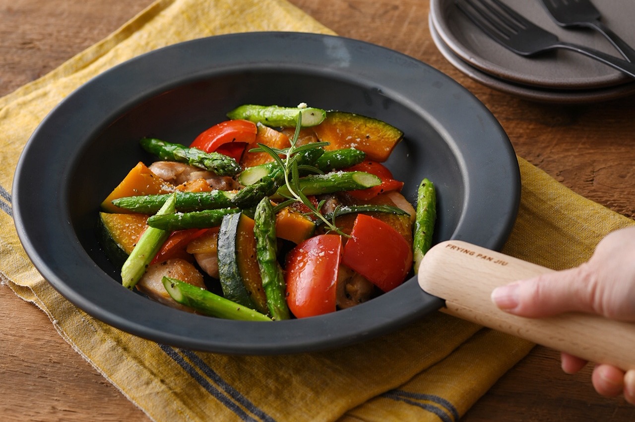 #A sleek detachable handle transforms this iron frying pan into a handsome plate
