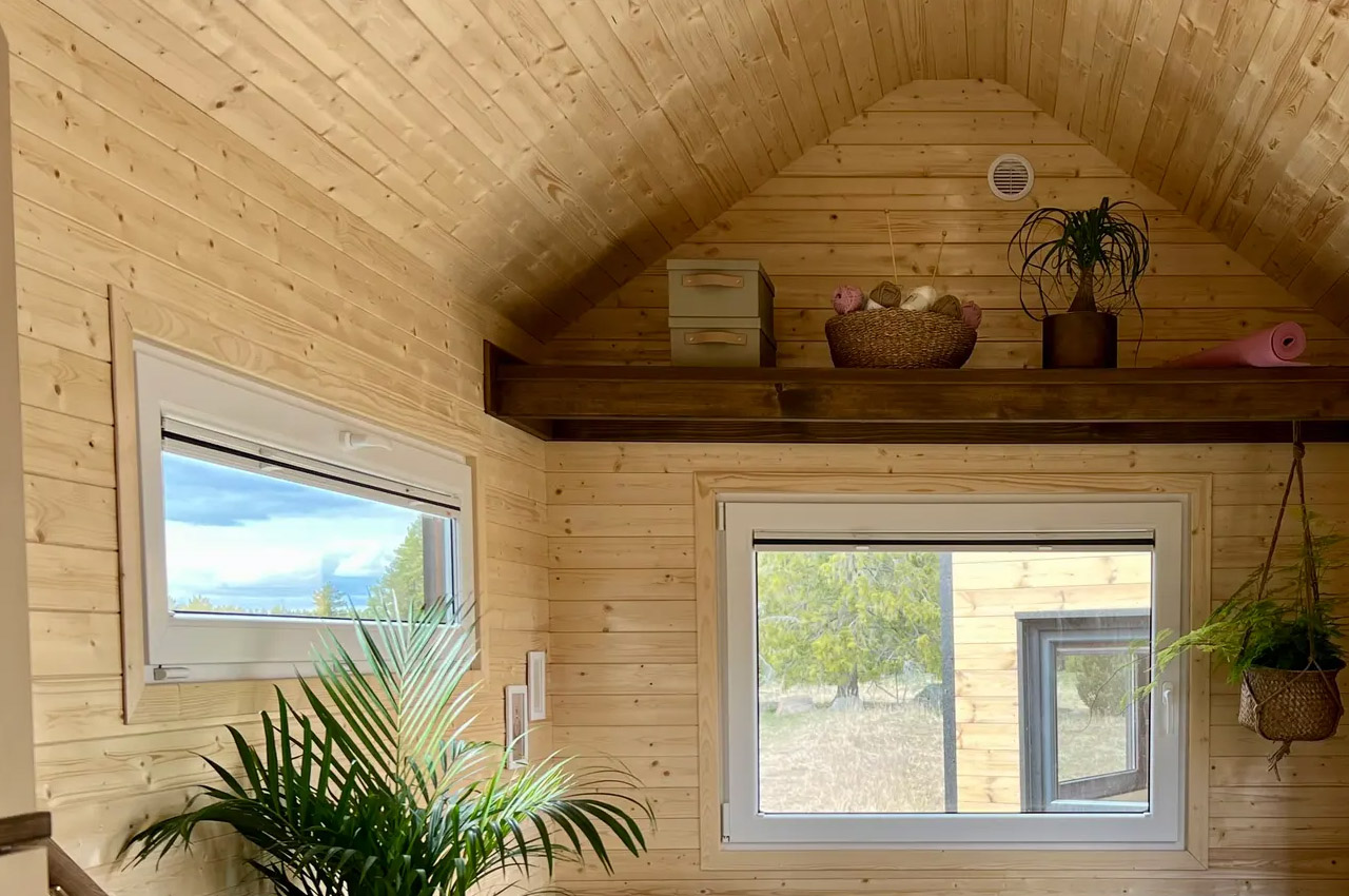 https://www.yankodesign.com/images/design_news/2022/09/this-swedish-tiny-house-on-wheels-is-lightweight-and-compact-but-has-a-big-at-heart/Vagabond-Haven-Sunshine-tiny-house-9.jpg