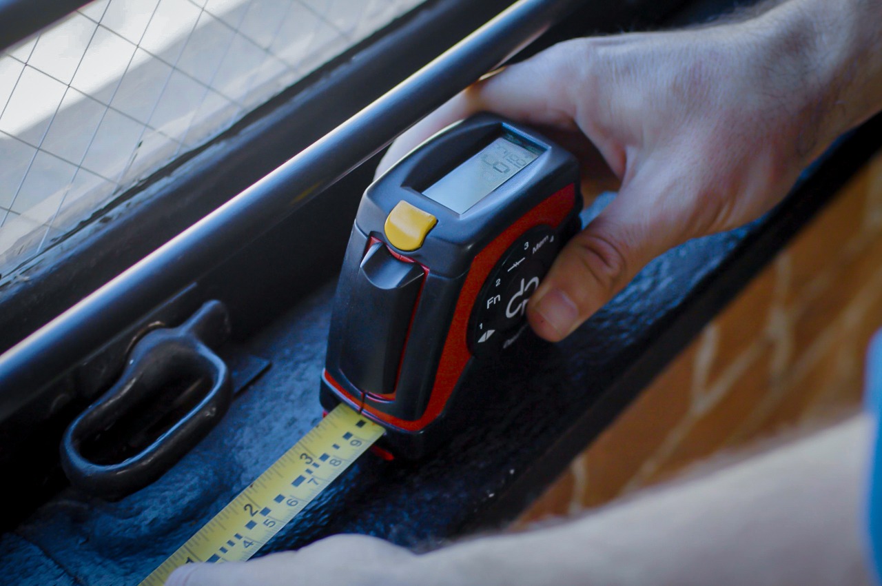 This smart tape measure comes with a digital display and can turn  measurements into spreadsheets - Yanko Design