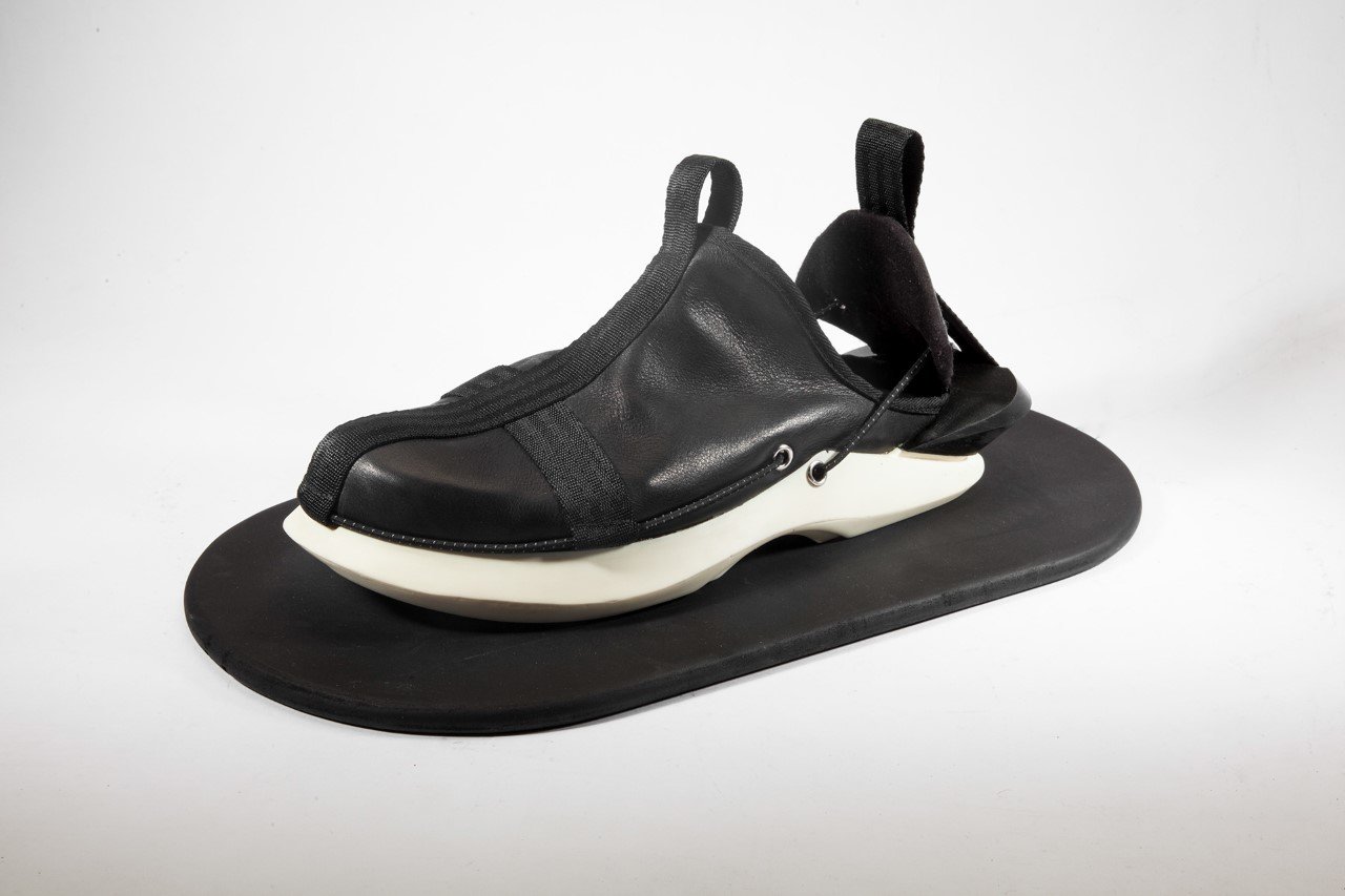 Self-wearing shoe concept automatically opens and closes thanks to a ...