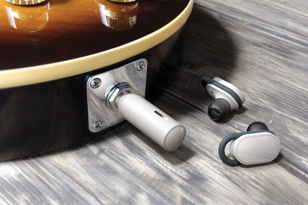 St Udvalg Senator This electric guitar accessory lets you wirelessly listen to your guitar  through your TWS earbuds - Yanko Design